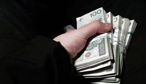 Chciał mieć więcej pieniędzy, stracił sto tysięcy