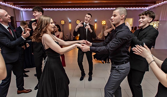 Jest energia na dobrą imprezę! Studniówka ZSEiO