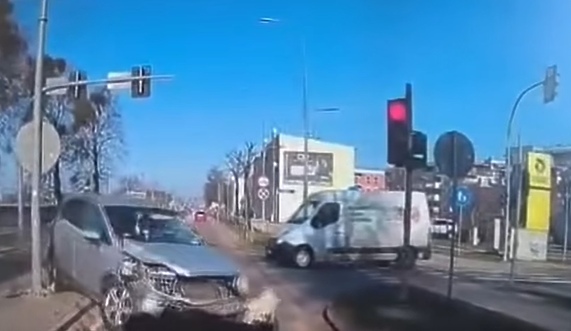 Kierowca ciężarówki wymusił pierwszeństwo