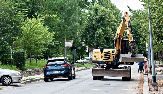 Kierowcy: jazda między koparkami i wymuszanie pierwszeństwa na Saperów