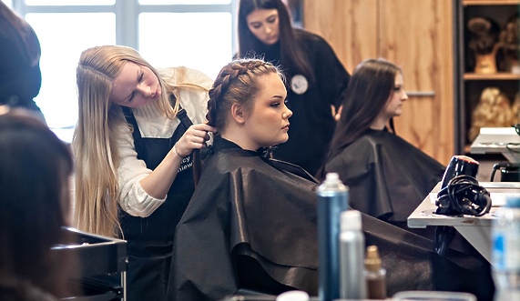 Naprawić samochód i uczesać modelkę