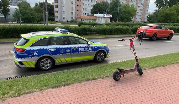 Pijany 16-latek na hulajnodze jechał ulicą pod prąd