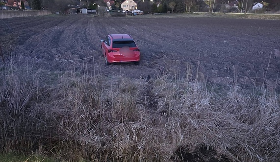 Pijany wjechał na pole