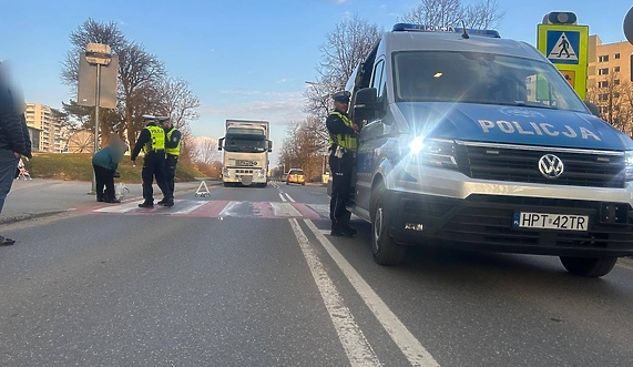 Potrącił dwie osoby i uderzył w inne auto