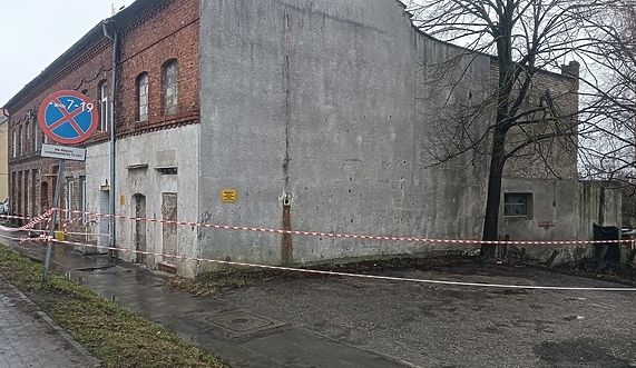 Pustostan się sypie, budynek nie zostanie rozebrany