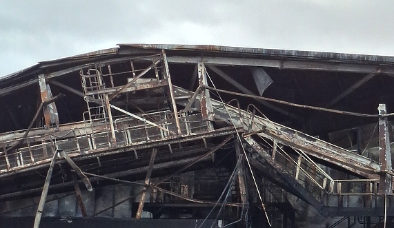 Rozpoczęła się rozbiórka spalonej sortowni odpadów Rozpoczęła się rozbiórka spalonej sortowni odpadów