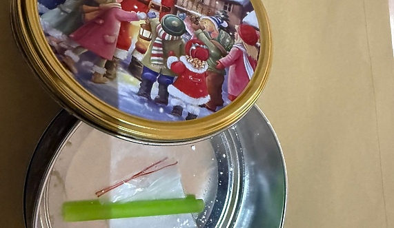 Trzymał narkotyki w pudełku z Mikołajem
