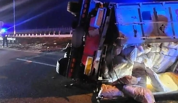 Ciężarówka zatarasowała S7