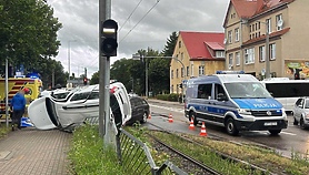 Dachował na skrzyżowaniu