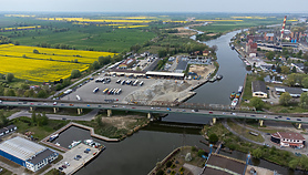 Do portu pociągiem i przez most?