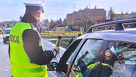 Jeden uderzył autem w barierki, drugi hulajnogą w samochód. Obaj byli pod wpływem