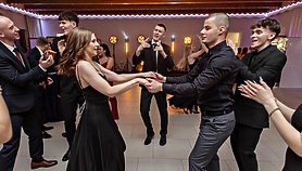 Jest energia na dobrą imprezę! Studniówka ZSEiO