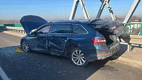 Kolizja na moście. Utrudnienia w ruchu