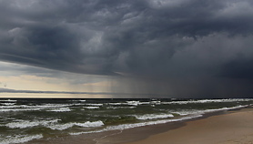 Ludzkie przedramię na plaży