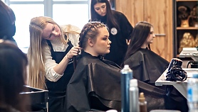 Naprawić samochód i uczesać modelkę