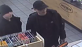 Policjanci z Elbląga poszukują mężczyzn widocznych na nagraniu z monitoringu