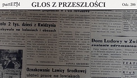 Robotnicy chodzą po ziarnie butami 