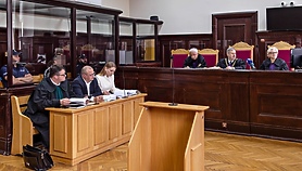 Mieli więzić, bić i zmuszać do kradzieży. Stanęli przed sądem