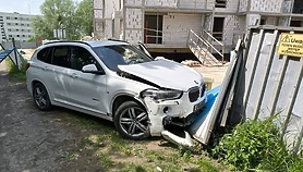 Uderzył w ogrodzenie budowy, miał 2,5 promila