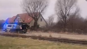 Ustawił się z wiatrówką przy torach, kierowca powiadomił policję