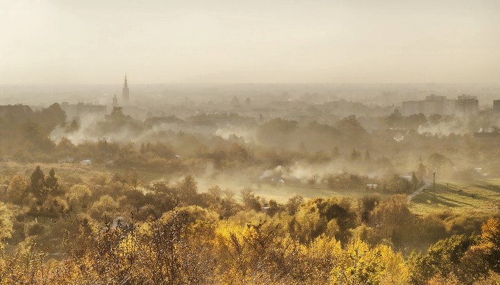 "Miasto w jesiennej mgle"