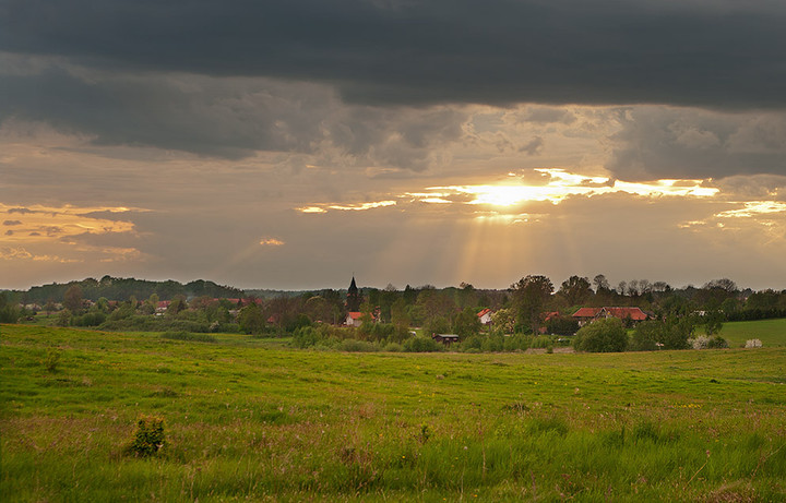 Zabawy światłem nad Pomorską Wsią.