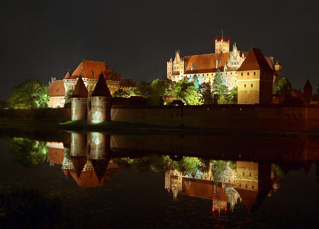 Zamek Malborski nocą.