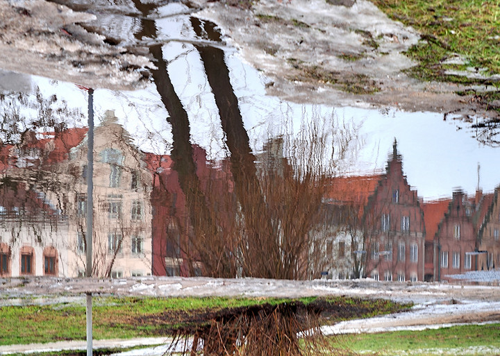 Miasto w zimowej kałuży