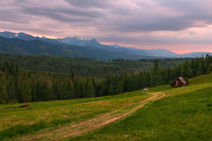 Tatry z Głodówki wieczorem widziane.