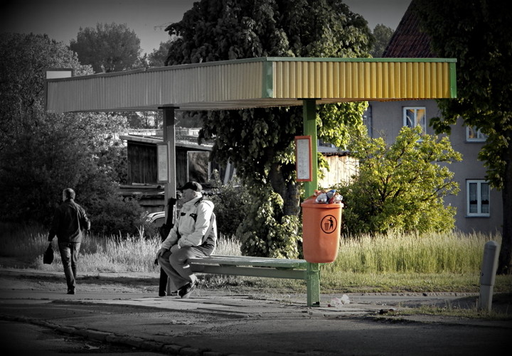 W oczekiwaniu na autobus