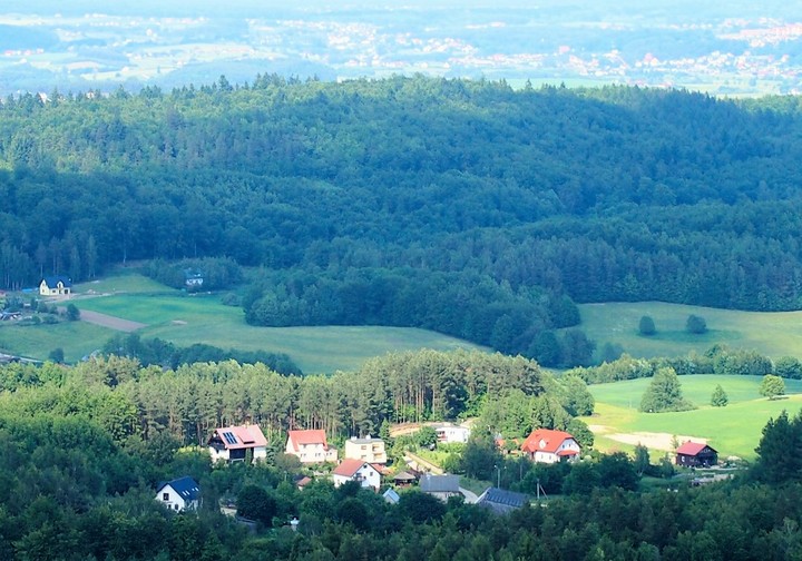 Wśród lasów i pagórków.