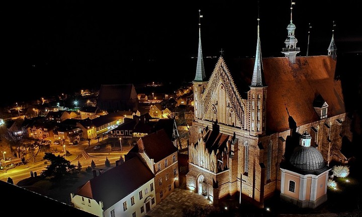 Frombork nocą