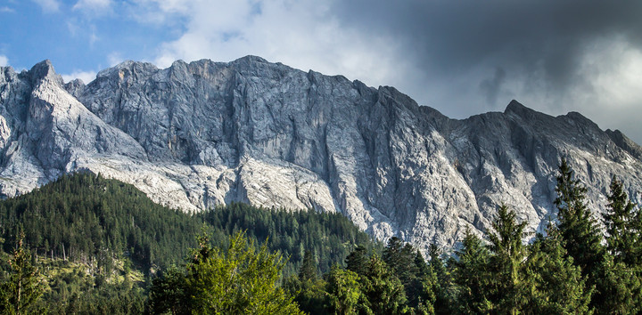 Zugspitze 2962 m. Widok na grań Waxenstein przy jeziorze Eibsee.  Jeśli ktoś kocha góry, wodospady, ferraty, lodowce i wjazd kolejką na szczyt to nie ma piękniejszego miejsca.