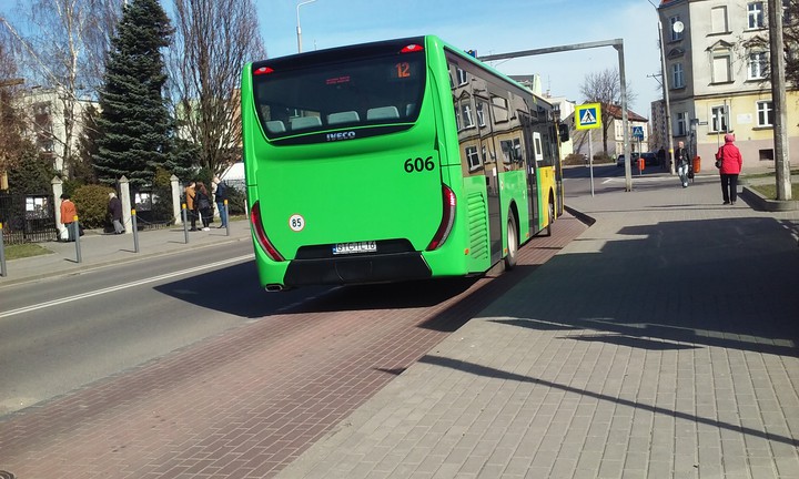 Brum brum odjeżdża z przystanku wioząc ludzi do szkół i pracy