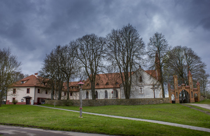 Kościół pw. Zwiastowania NMP i św. Benedykta.