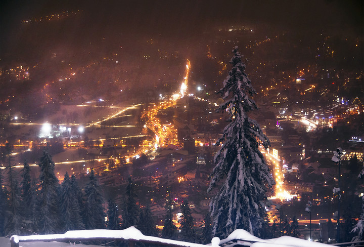 Widok na Zakopane spowite mgłą.