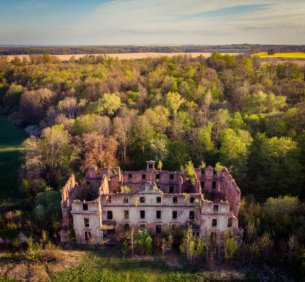 Ruiny pałacu pruskiego rodu Dohnów w Słobitach