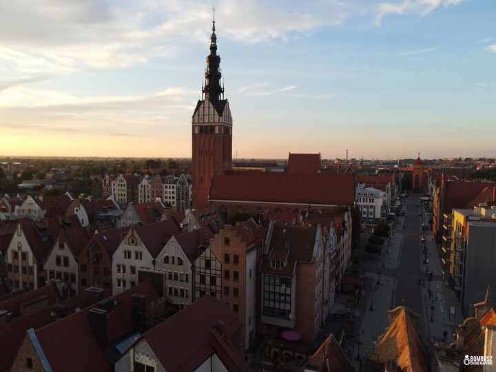 Elbląskie stare miasto w promieniach zachodzącego słońca