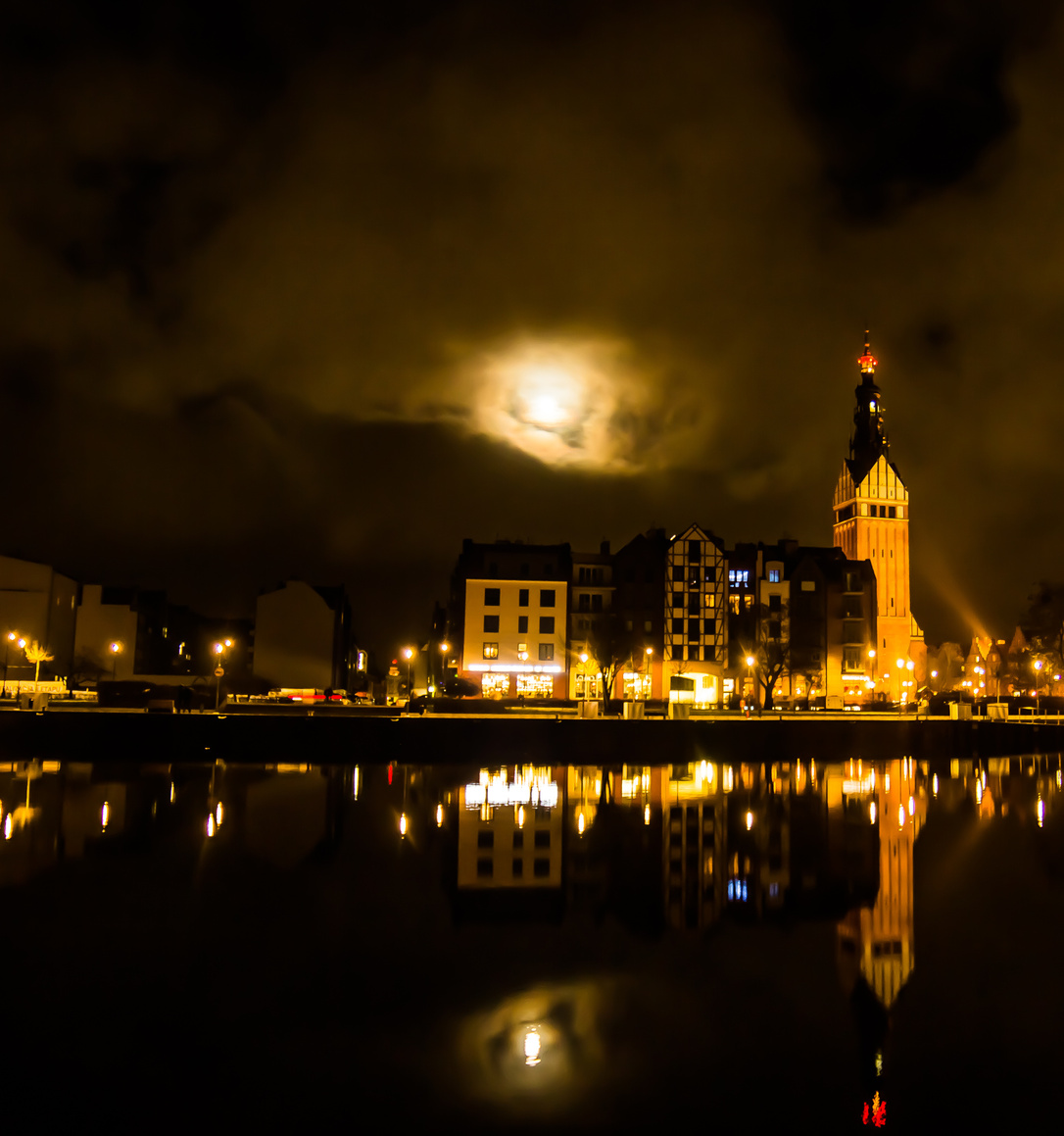 Stare Miasto księżycową nocą