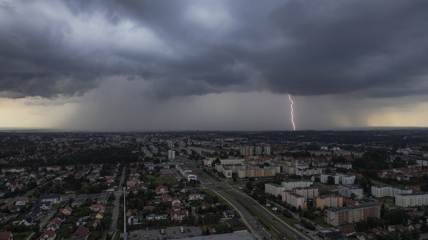 Formacja burzowa z nad Żuław Wiślanych widziana z Elbląga