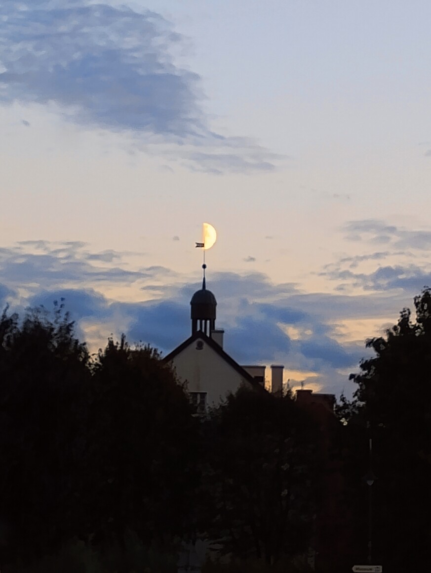 Księżyc nad muzeum