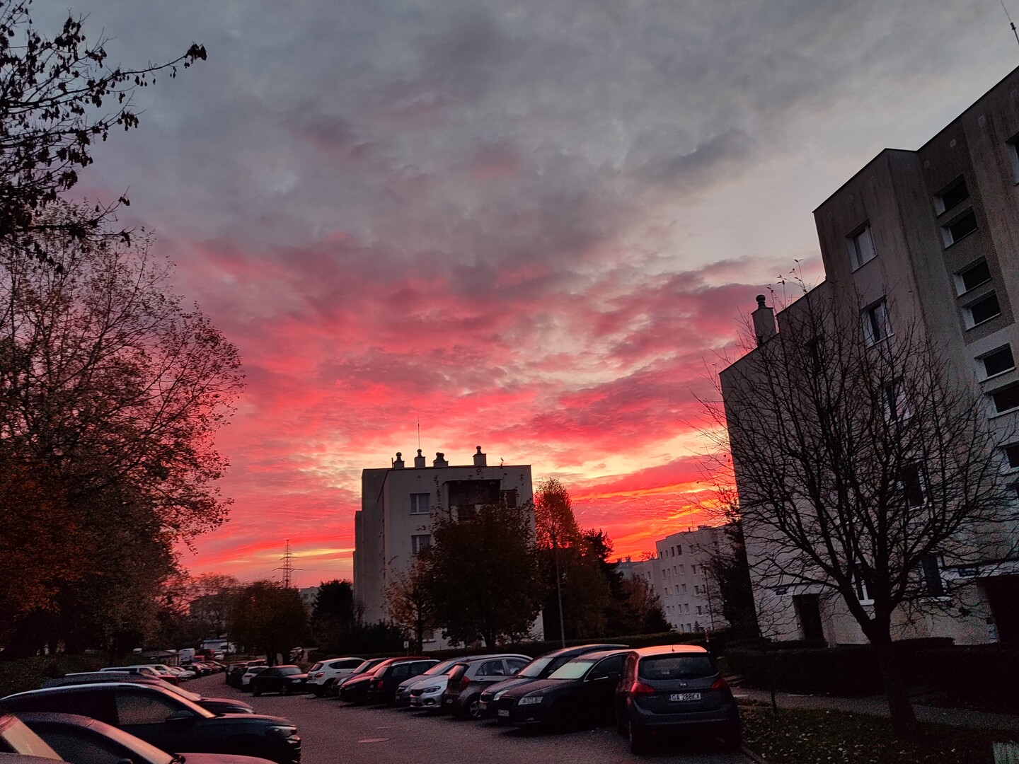 Piękne ujęcie kolorowego nieba o wschodzie słońca nad jarem