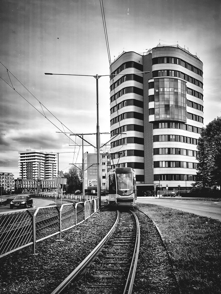 Szyny prowadzą dalej