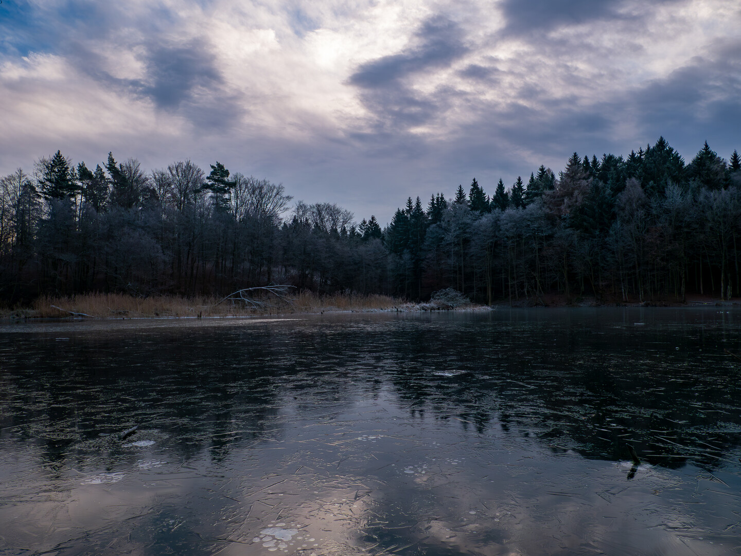 Jezioro Martwe skute lodem