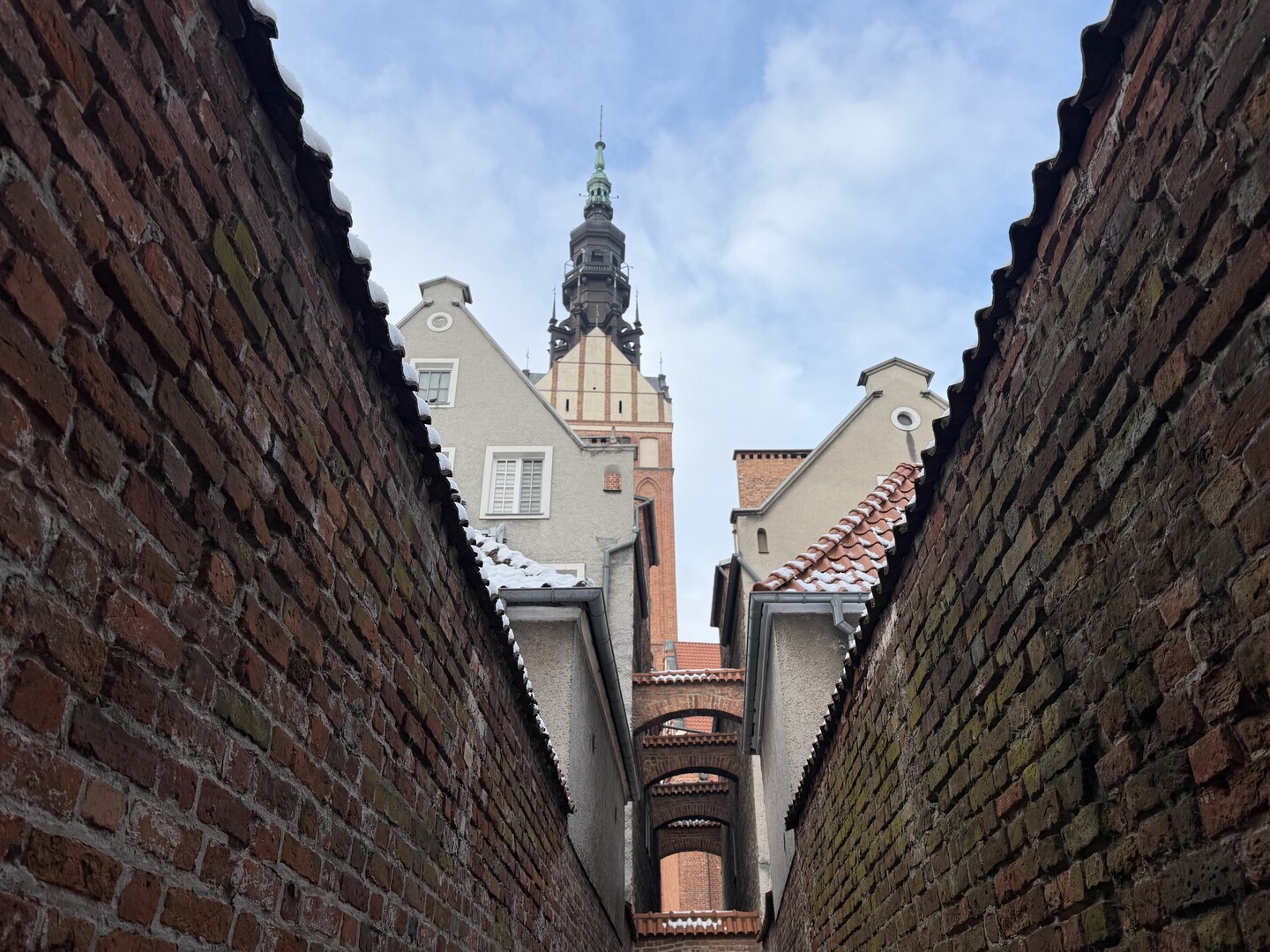 Widok spod murów Starówki