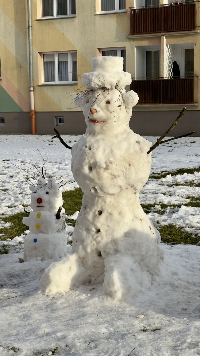 Babcia miś z wnuczką na spacerze zimowym