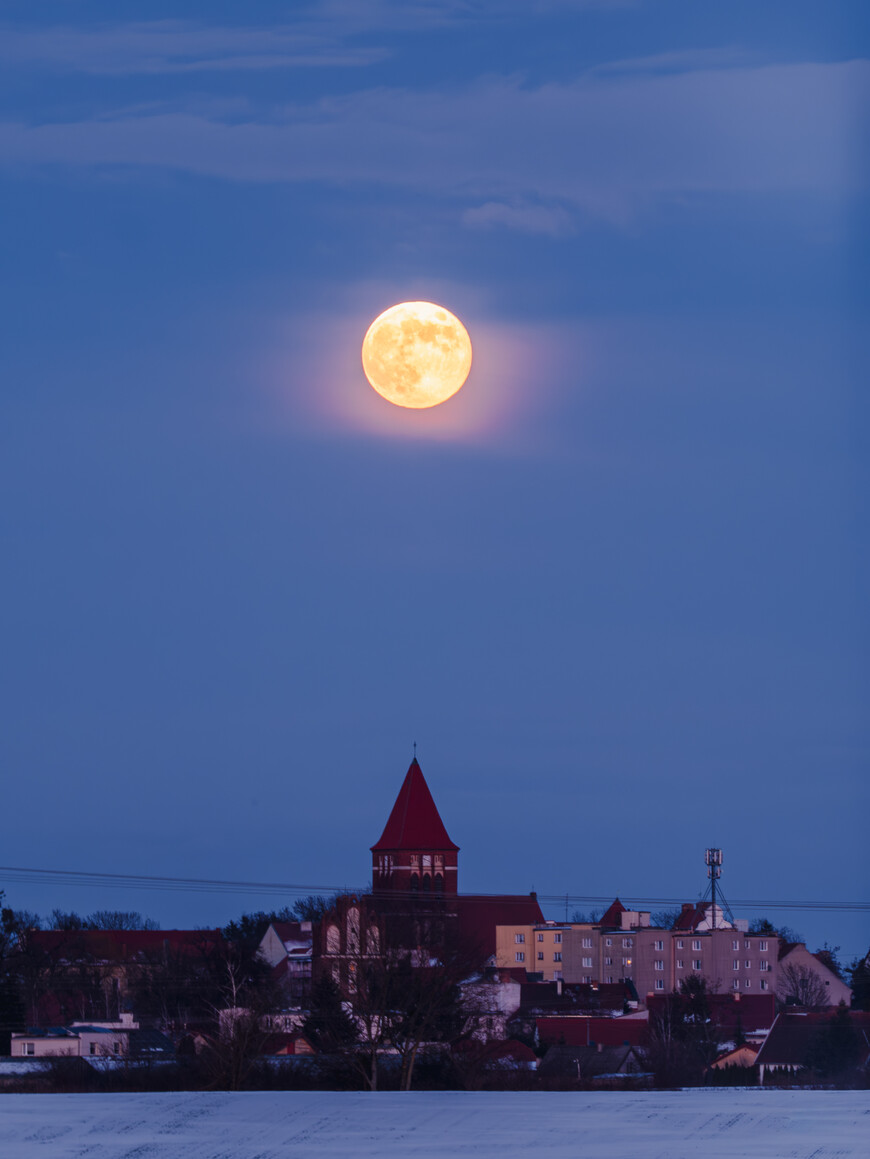 Superpełnia księżyca.