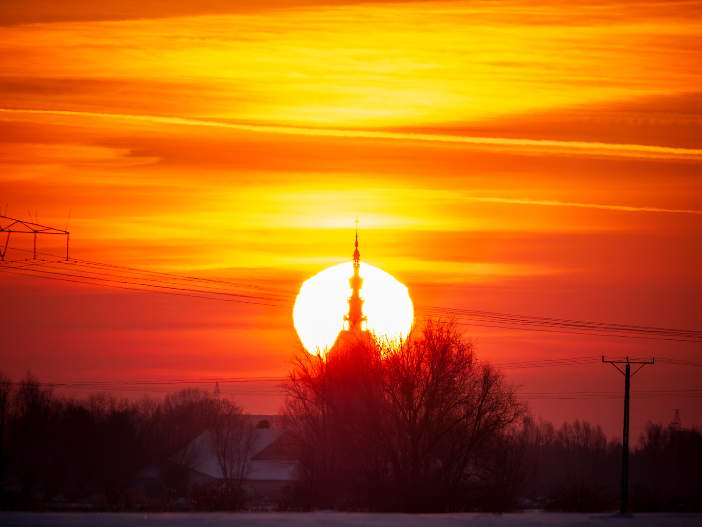 Katedra skąpana w złotych promieniach wstającego dnia.