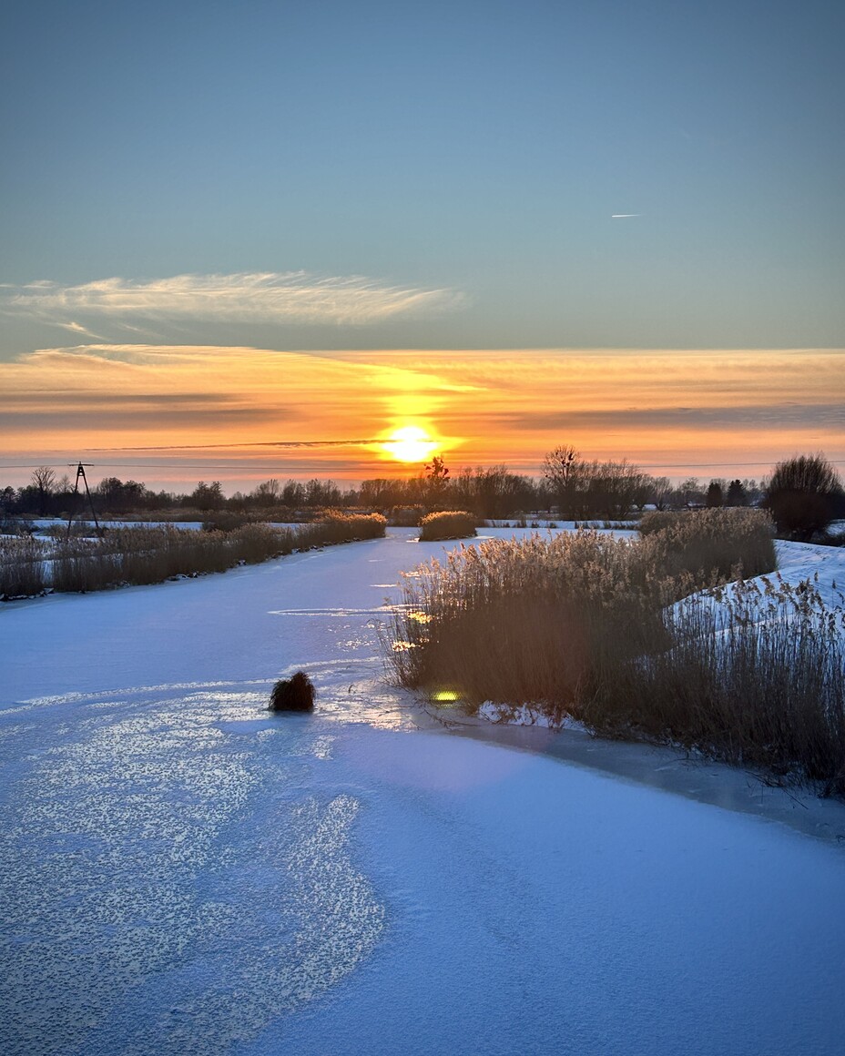 Rzeka Tina w zimowej scenerii