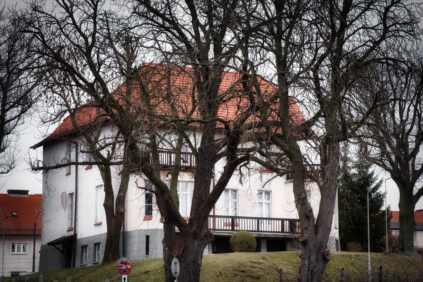 Tajemniczy domek na wzgórzu